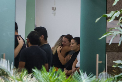 Familiares e amigos se despedem de instrutor de paraquedismo que sofreu acidente em salto na Zona Sul