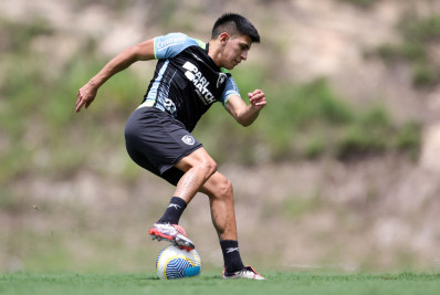 Textor conversa com staff, e Botafogo sonha com Almada para Mundial de Clubes