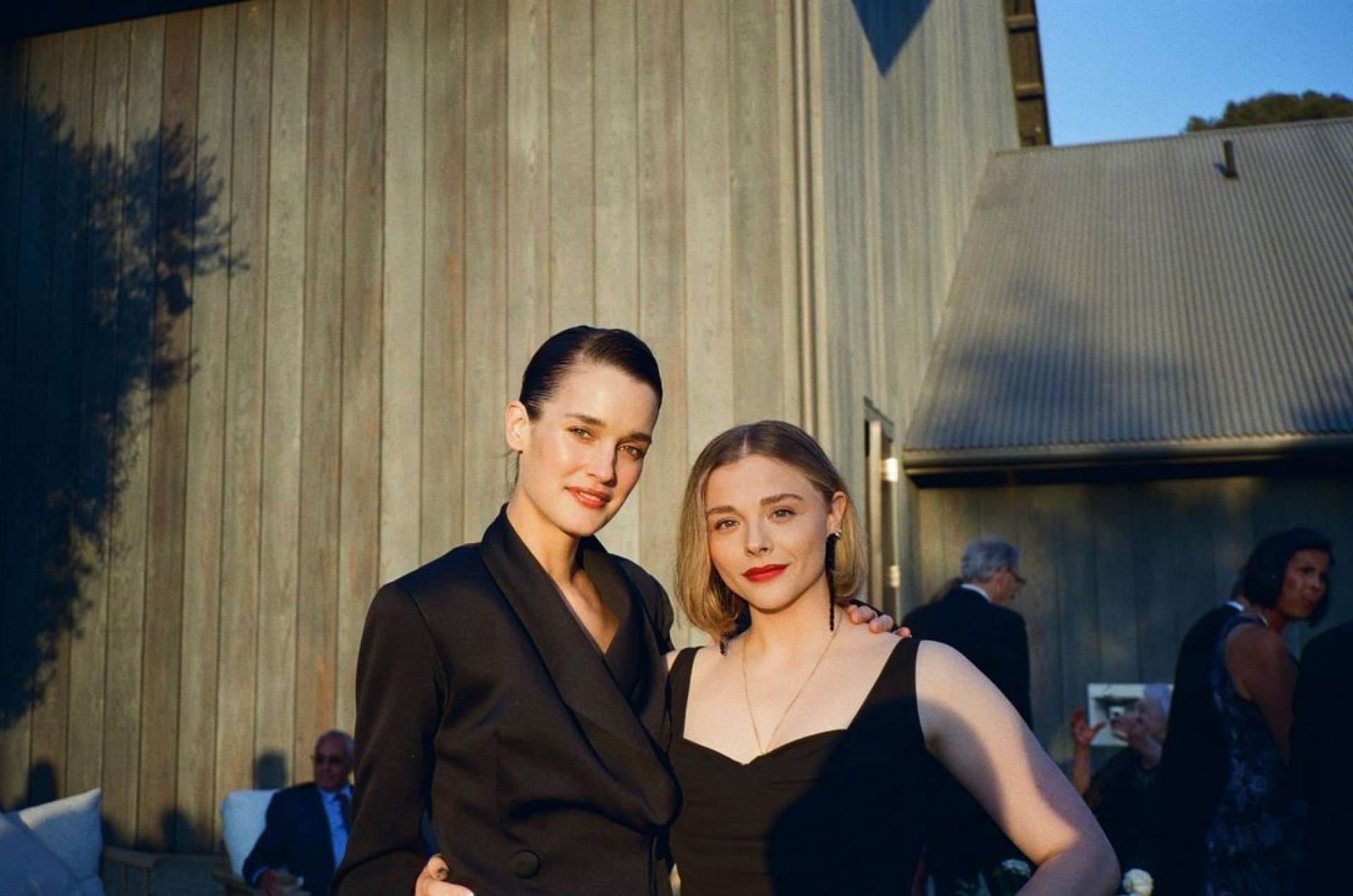 Chloë Grace Moretz se relaciona com a modelo Kate Harrison desde 2018 - Reprodução / Instagram