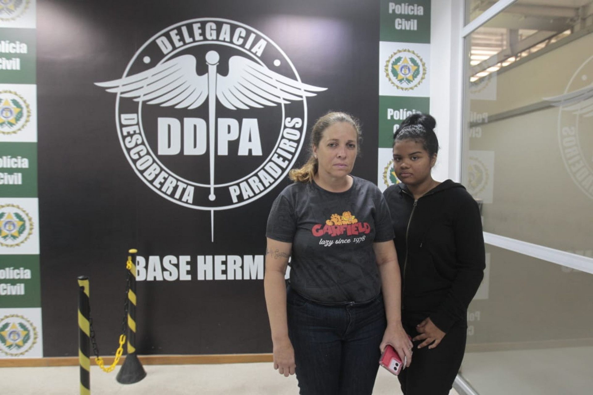 Mãe e namorada de Vitor Hugo Coelho Monteiro estiveram na Cidade da Polícia em busca de informações - Reginaldo Pimenta/Agência O Dia