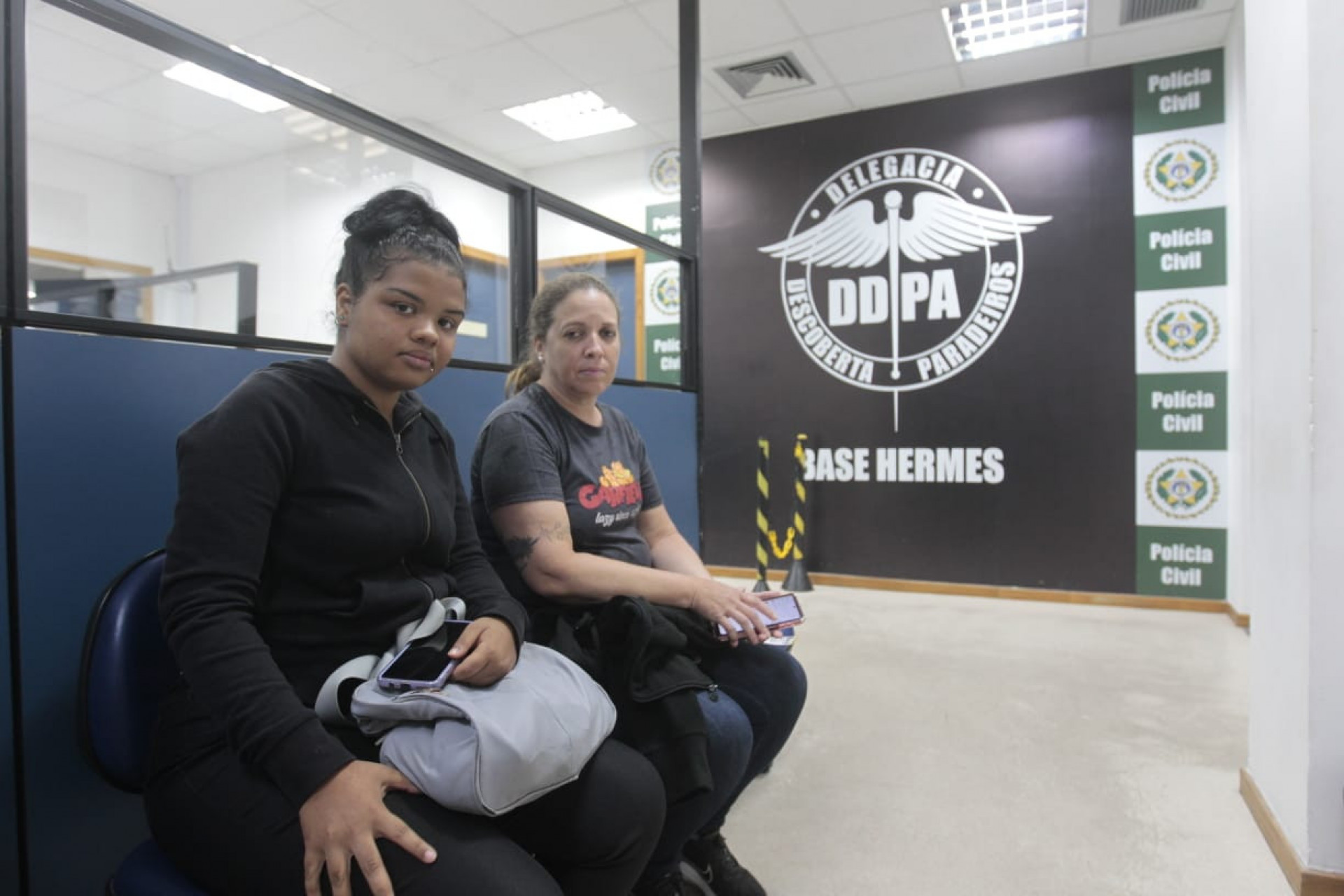 Beatriz Rosa da Silva e Melissa de Oliveira Monteiro procuram por Vitor Hugo Coelho Monteiro há seis dias - Reginaldo Pimenta/Agência O Dia