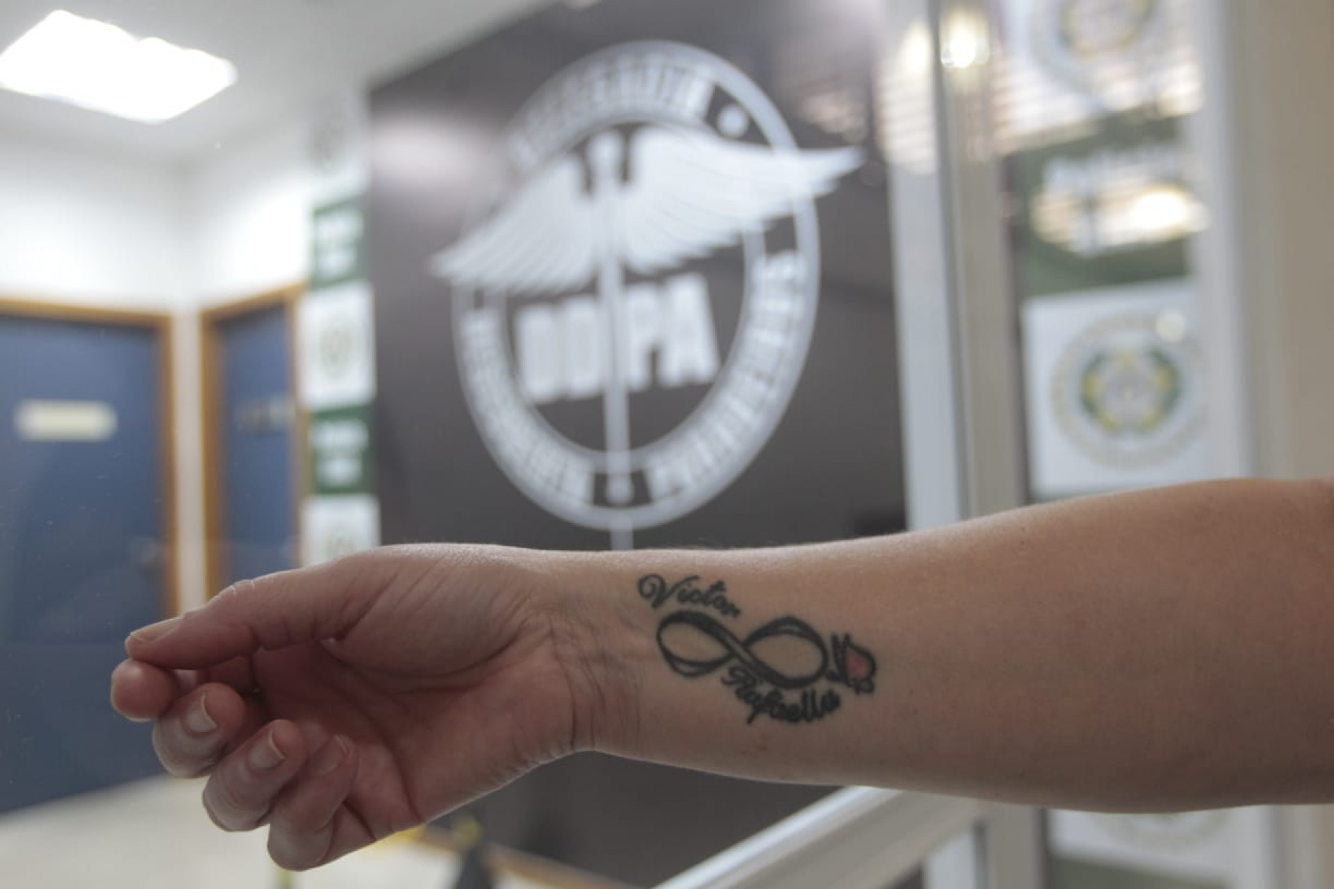 Melissa de Oliveira Monteiro mostra tatuagem em homenagem ao filho Vitor Hugo Coelho Monteiro - Reginaldo Pimenta/Agência O Dia