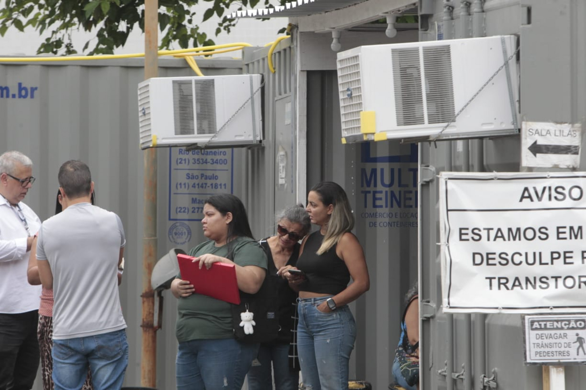Familiares de José de Alencar Lima Junior foram ao IML para liberação do corpo - Reginaldo Pimenta / Agência O Dia