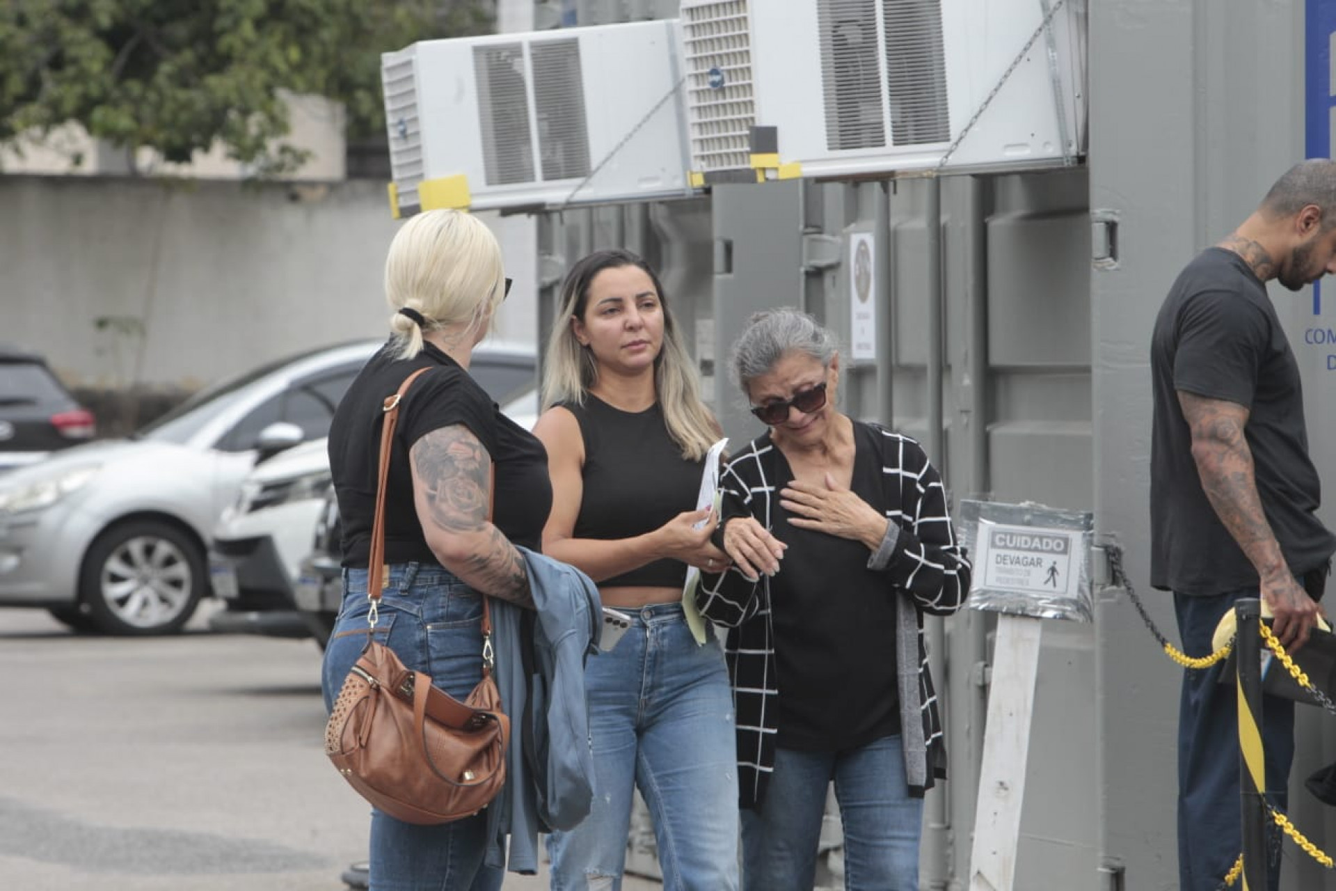 Familiares de José de Alencar Lima Junior foram ao IML para liberação do corpo - Reginaldo Pimenta / Agência O Dia