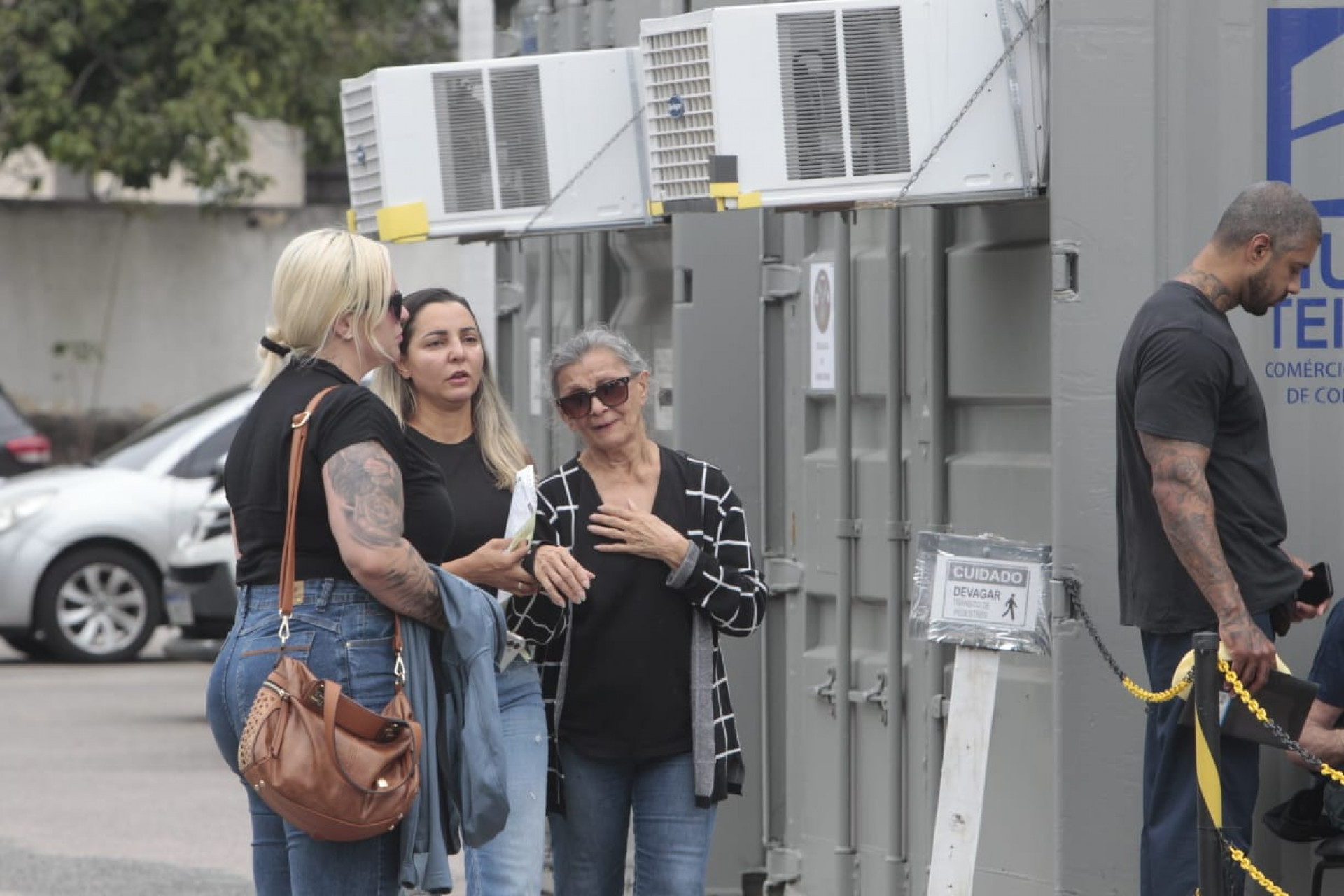 Familiares de José de Alencar Lima Junior foram ao IML para liberação do corpo - Reginaldo Pimenta / Agência O Dia