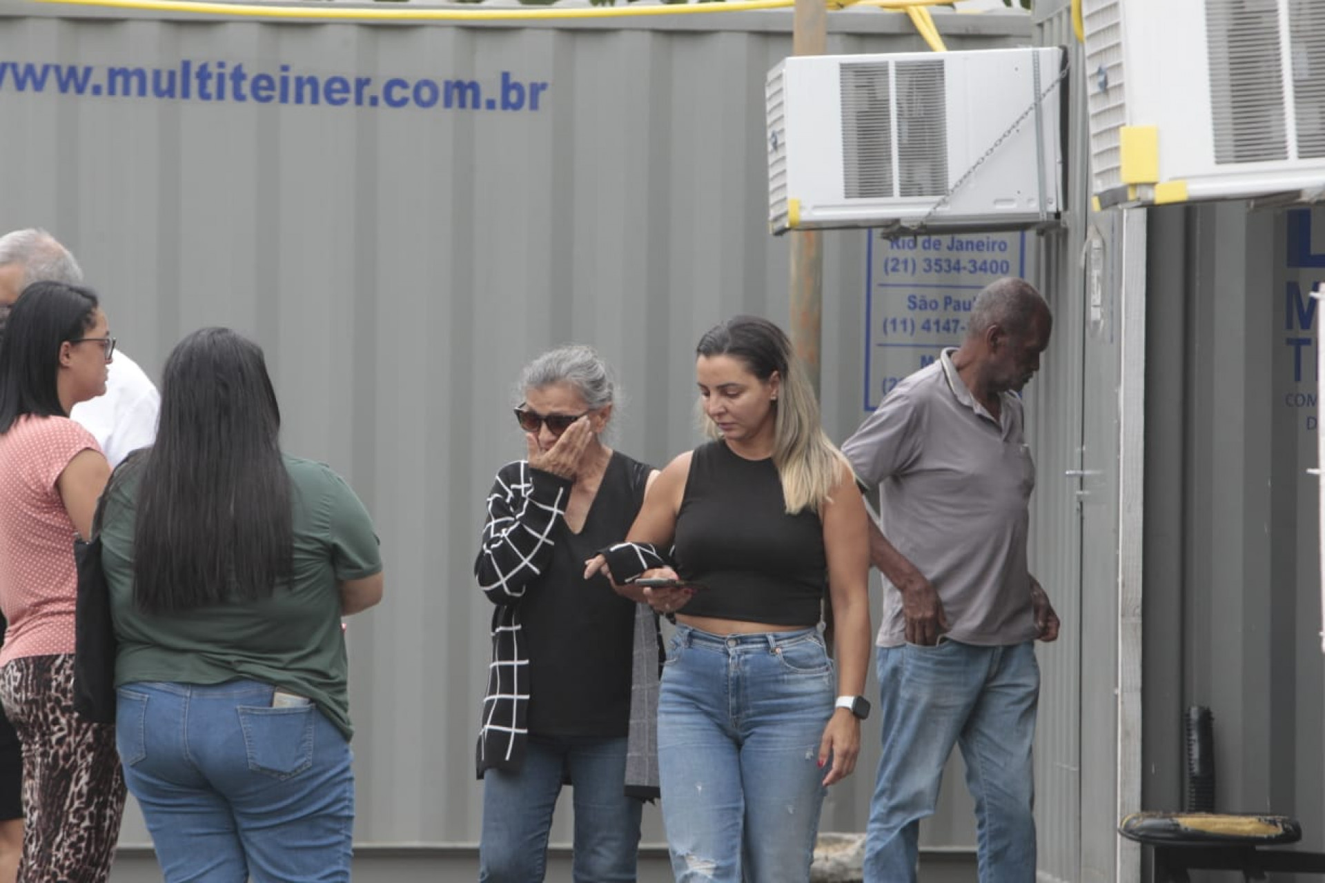 Familiares de José de Alencar Lima Junior foram ao IML para liberação do corpo - Reginaldo Pimenta / Agência O Dia