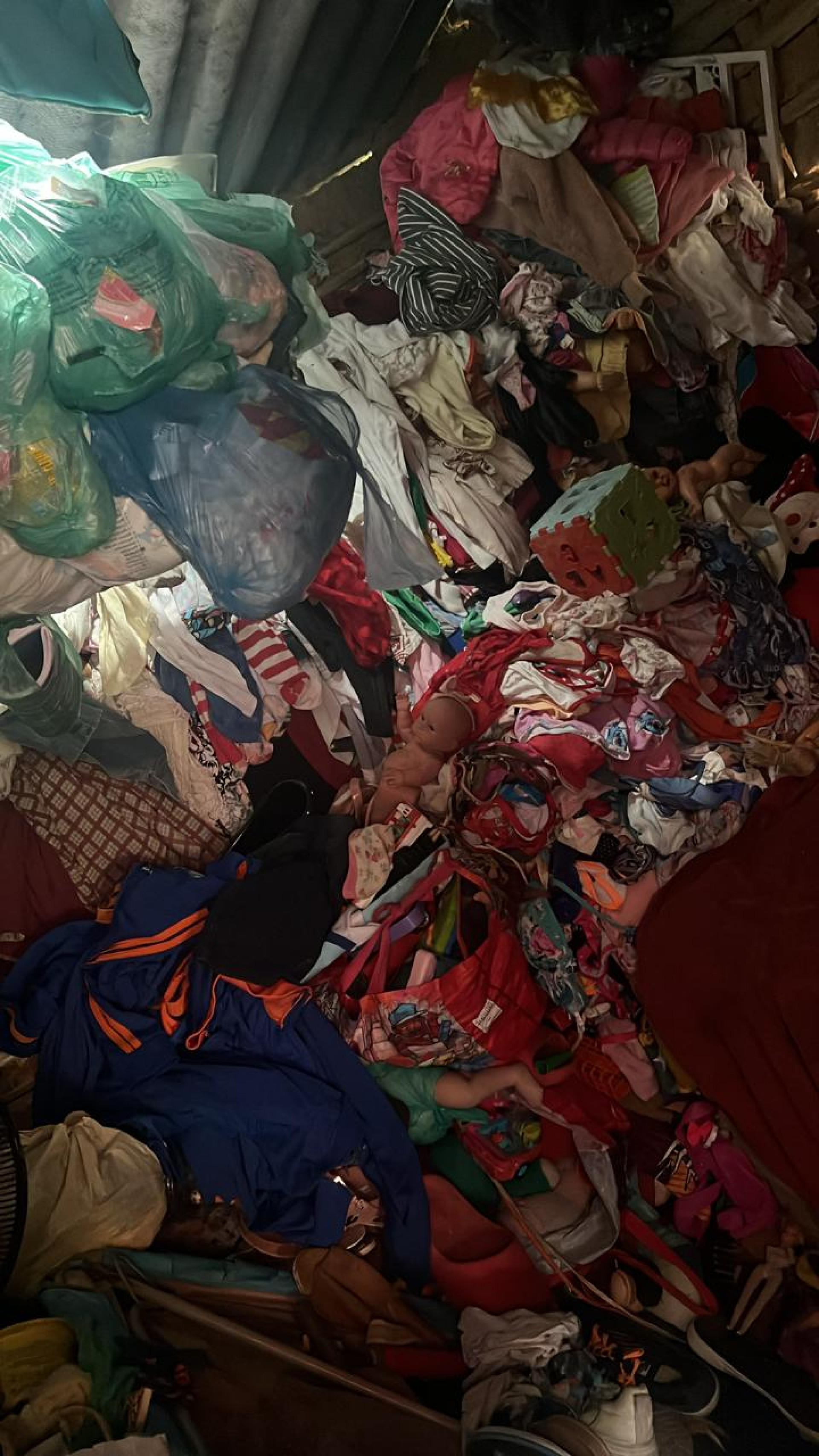 Crianças estavam trancadas em casa em situação de insalubridade