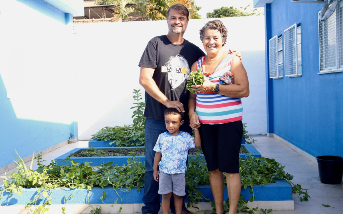 A advogada Cristiane Tamas foi buscar a filha Natany e ganhou um pouco da hortaliça também