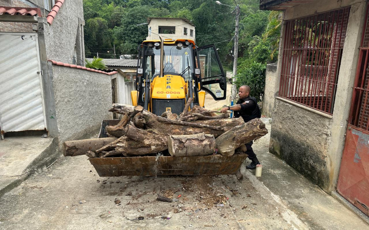 Um tonelada de barricadas foram retiradas pelos policiais militares do 39º BPM