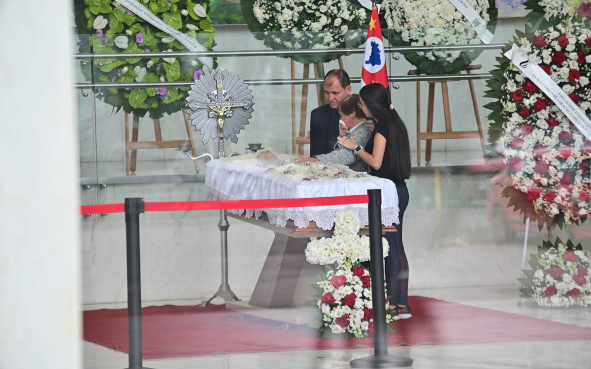 Viúva de Agnaldo Rayol, Maria (centro) é amparada por familiares no velório do cantor - Leo Franco/ Agnews