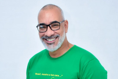 Carnavalesco Cahê Rodrigues recebe apoio de famosos após revelar depressão e síndrome do pânico