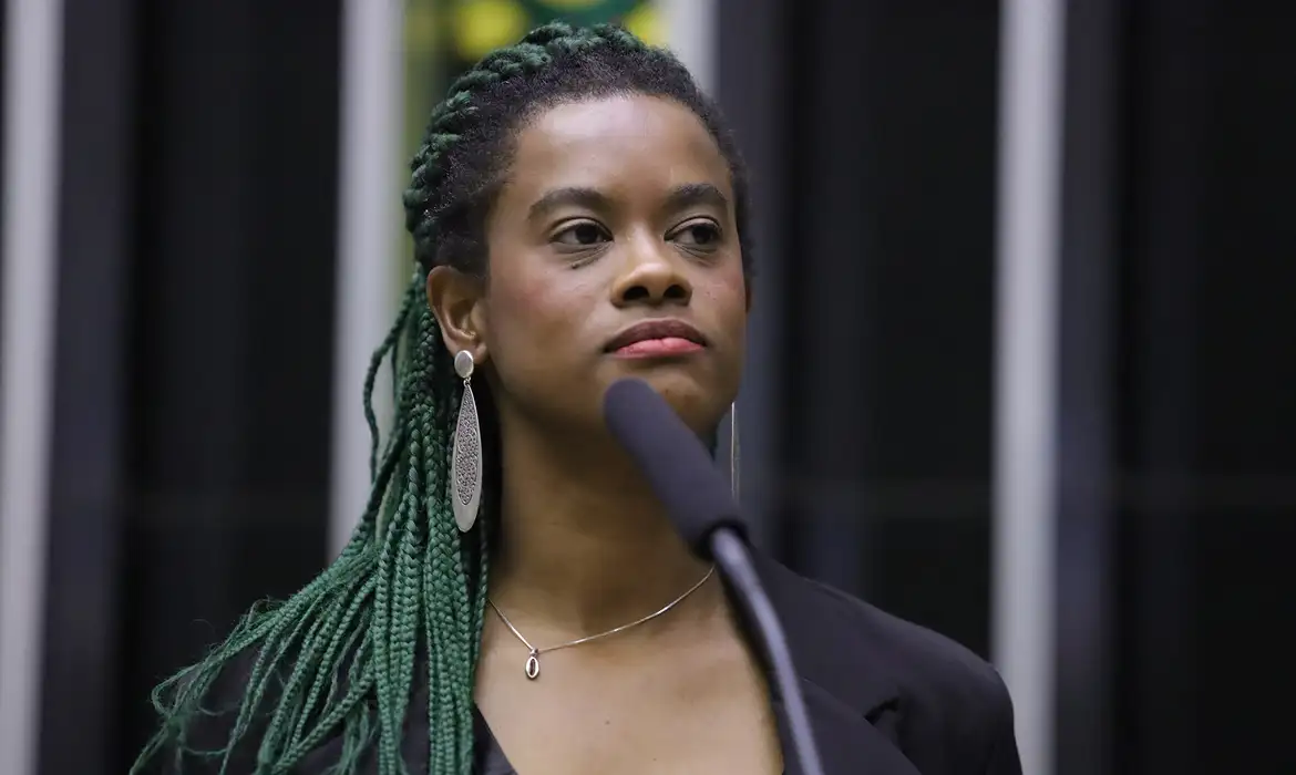 Deputada negra diz que sofreu ataques racistas e ameaça de morte