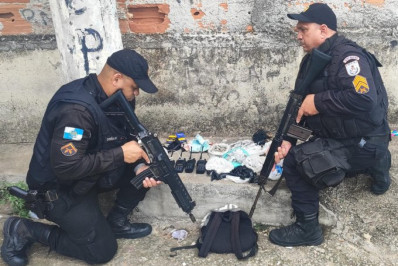 PM prende suspeito com drogas e rádios transmissores em Belford Roxo
