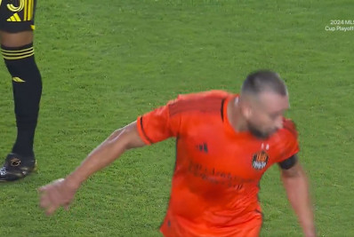 Vídeo! Jogador cospe no árbitro após receber cartão amarelo em jogo da MLS