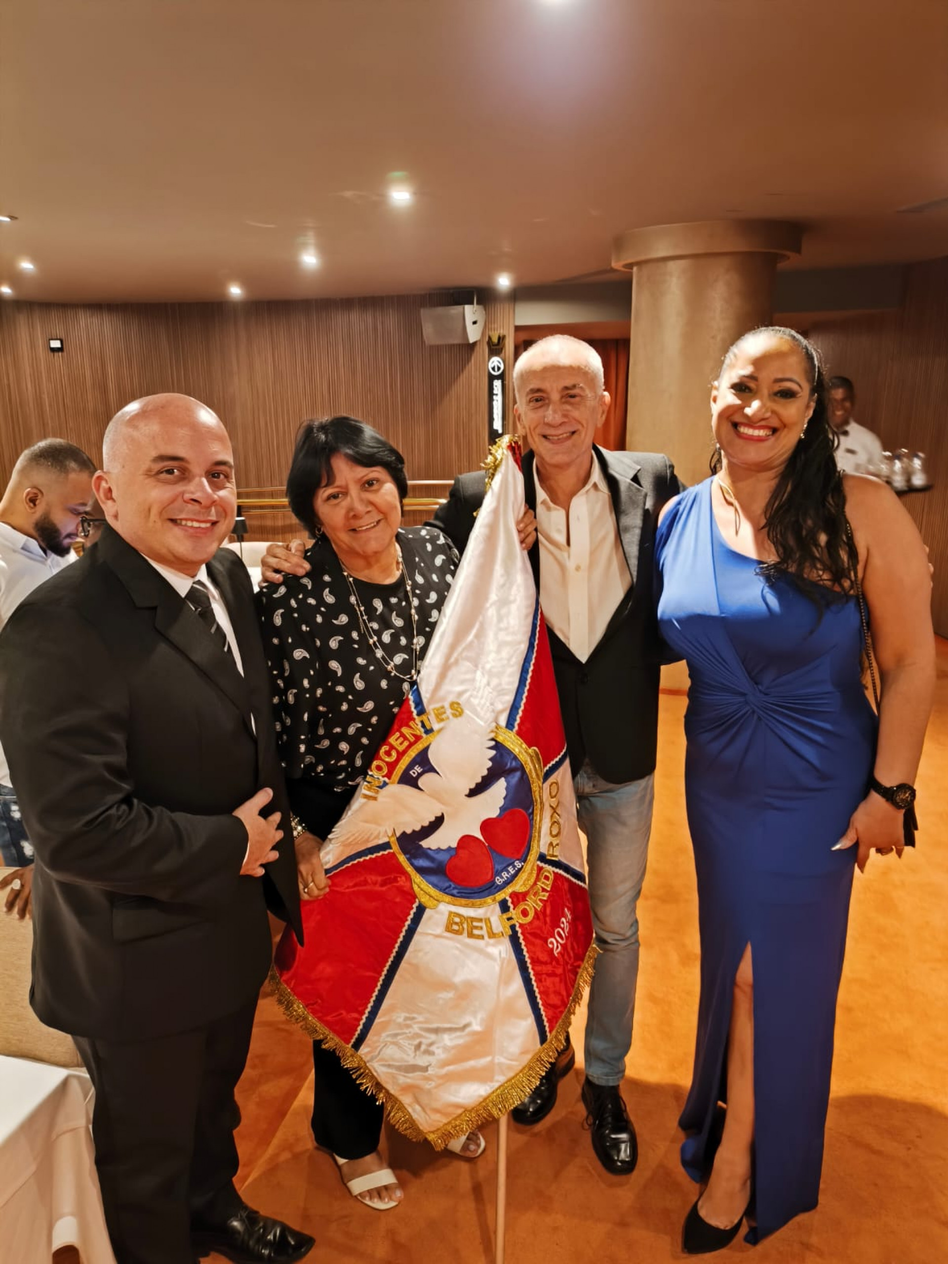 Presidente da Liga RJ Hugo Júnior (E), diretora das Alas Reunidas da Inocentes, Vera Gorn, presidente Administrativo, Icaro Ribeiro e diretora Geral de Carnaval da Liga RJ Carla Brito