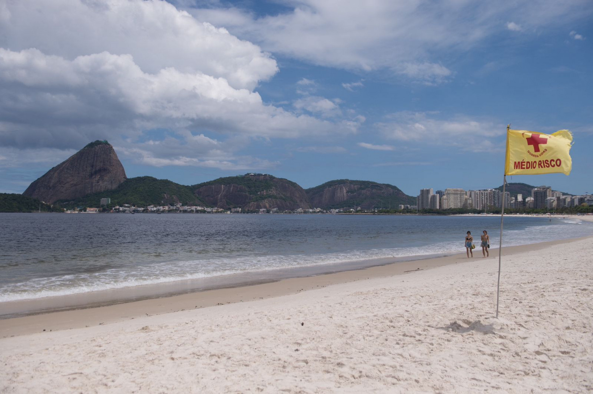 Cariocas vão poder aproveitar Prainha da Glória ao longo da semana de altas temperaturas - Armando Paiva/Agência O Dia