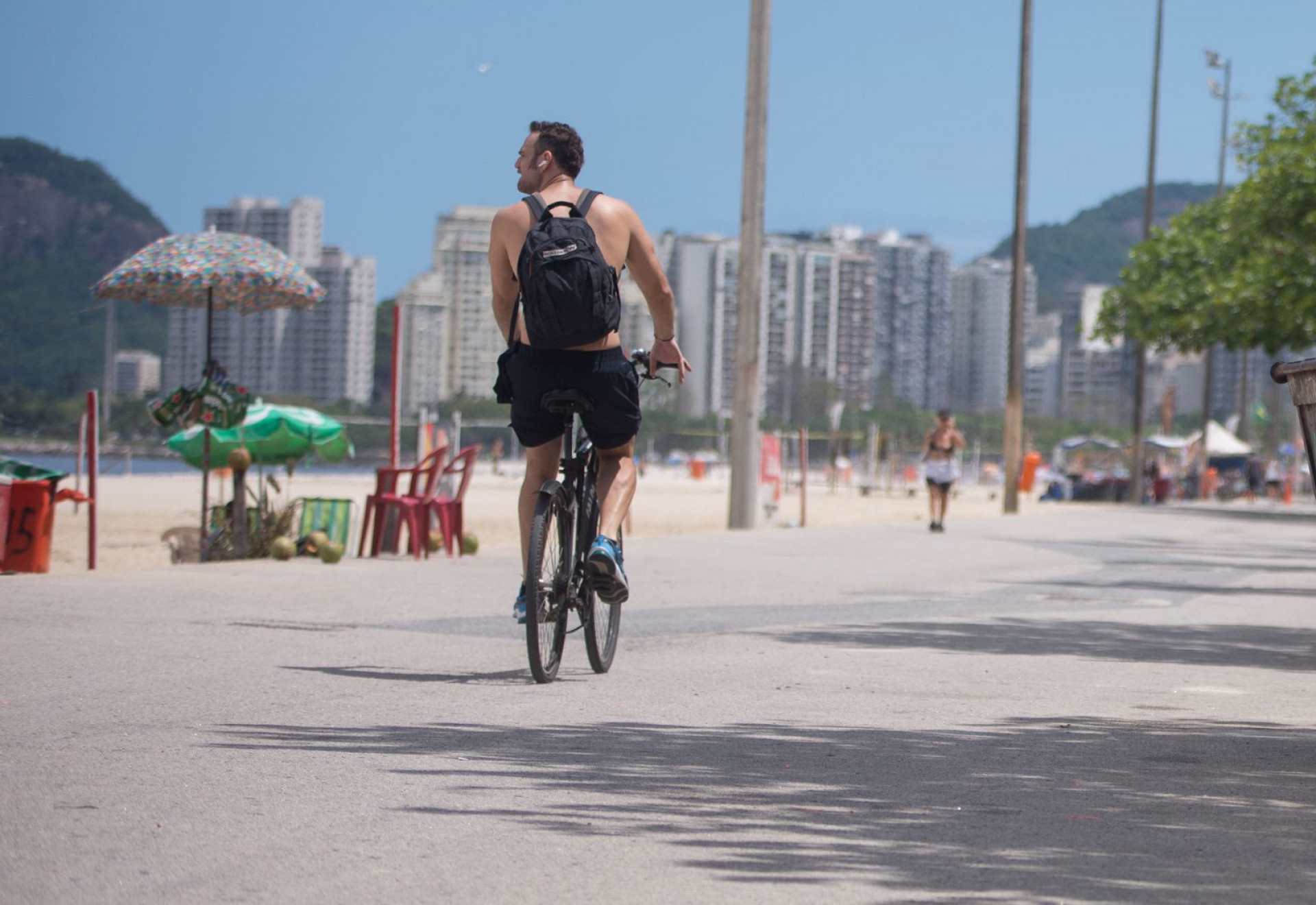 Cariocas aproveitam dia de calor para se exercitar na Prainha da Glória, na Zona Sul - Armando Paiva/Agência O Dia