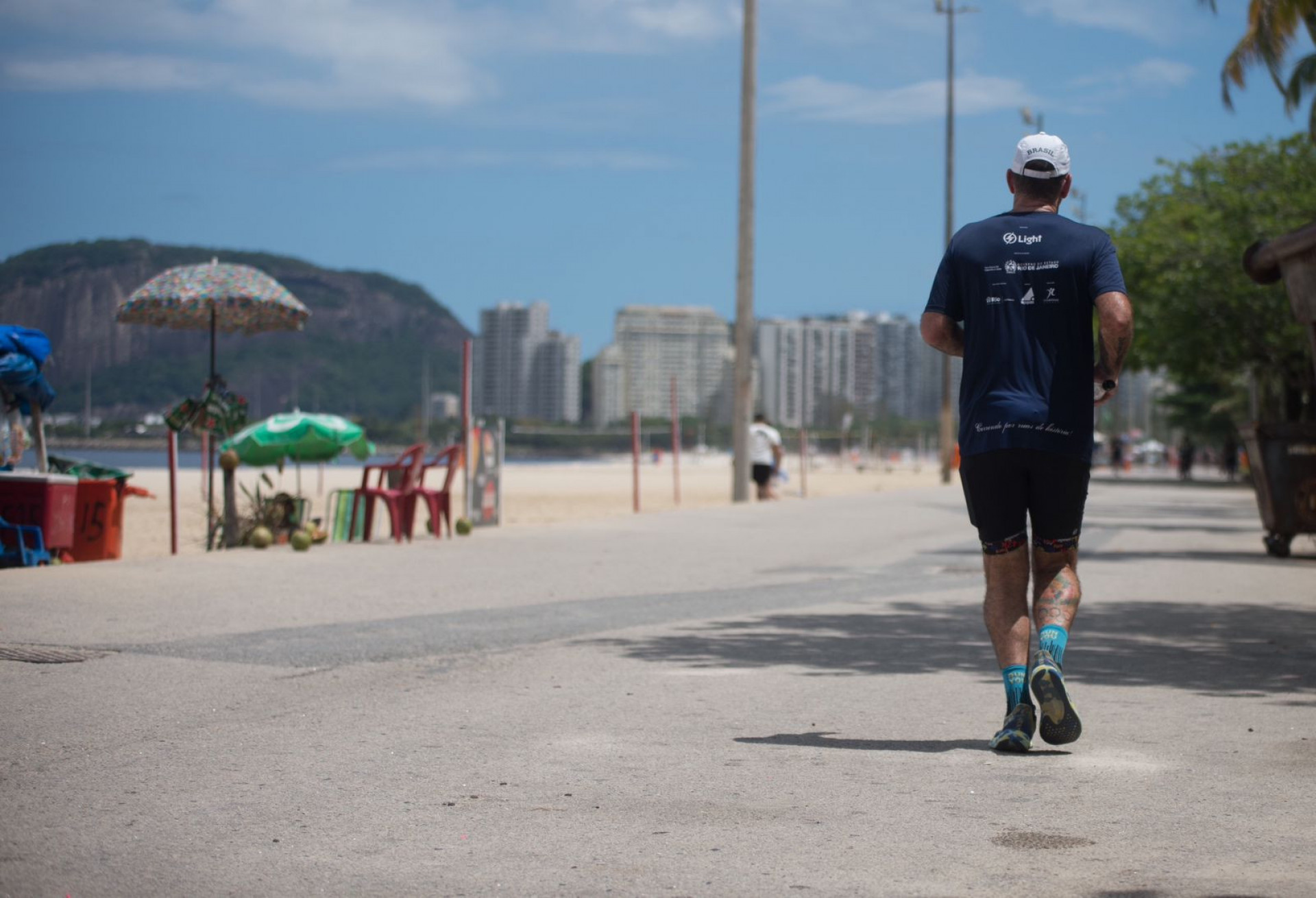 Cariocas aproveitam dia de sol e calor na Prainha da Glória antes de mudança no tempo - Armando Paiva/Agência O Dia