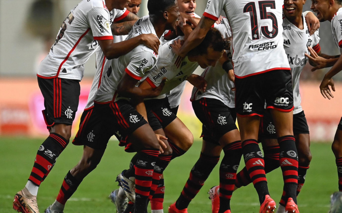 Jogadores do Flamengo comemoram gol de falta marcado por David Luiz