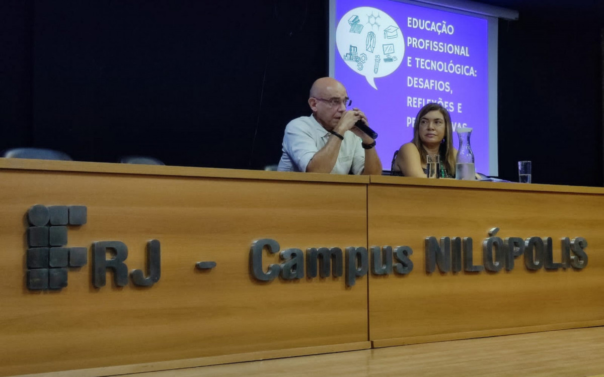 Cássia Lisbôa, pedagoga da COTPGPG e coordenadora do evento, ao lado professor Luiz Edmundo Aguiar