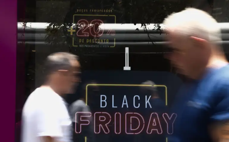 Consumidores devem gastar cerca de R$ 1 mil na Black Friday, aponta pesquisa 