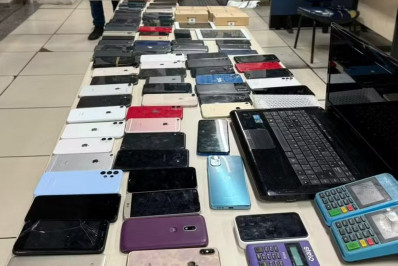 Operação da polícia apreende 350 celulares sem procedência no camelódromo da Uruguaiana 