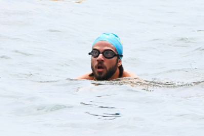 Protagonista de 'Mania de Você', Chay Suede pratica natação em mar aberto 