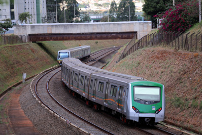 Raio atinge trilho e afeta operação do metrô do DF