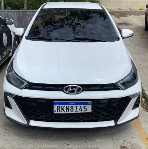 Veículo roubado e munições são apreendidos pelo Polícia Militar em Araruama