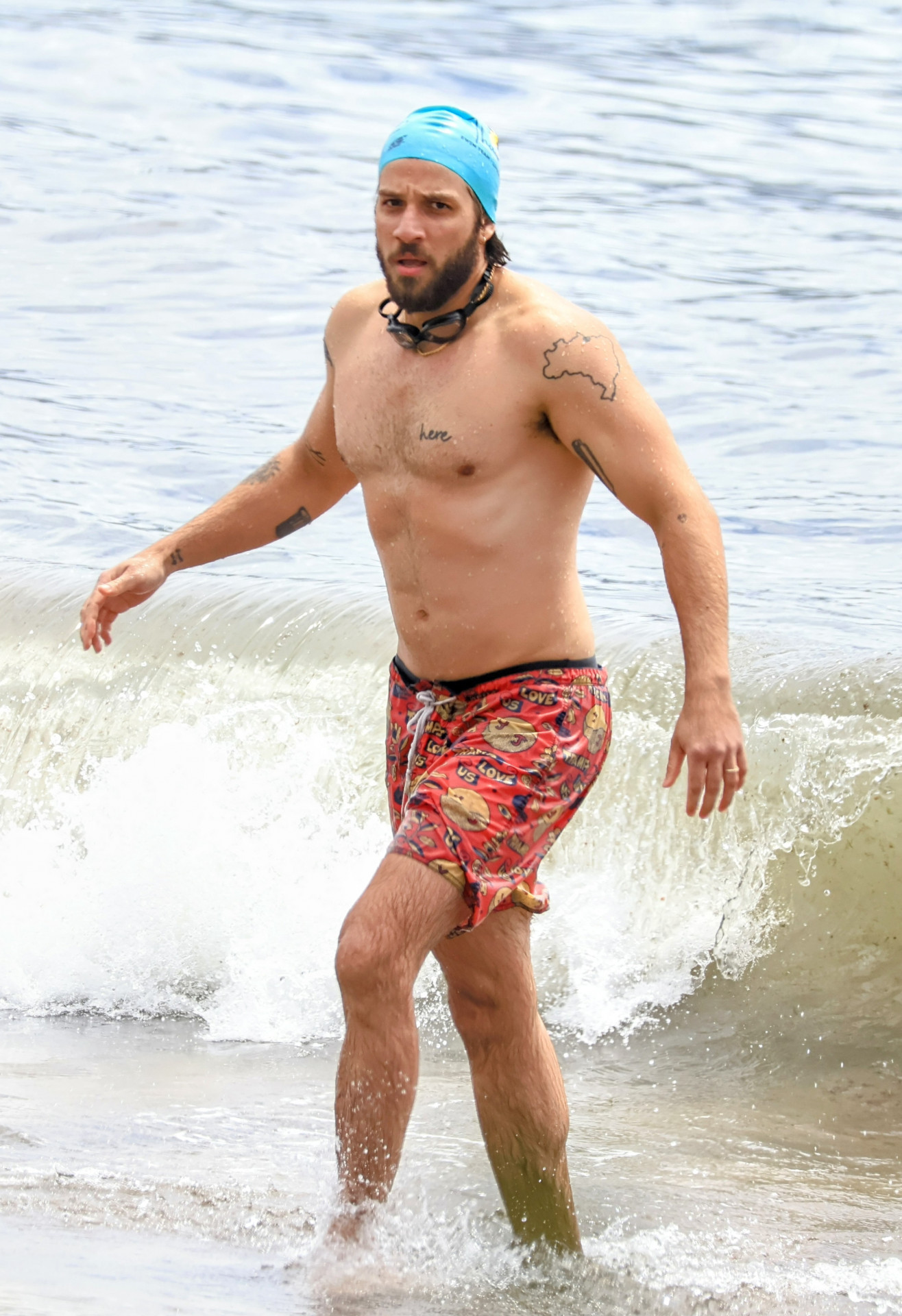 Chay Suede se exercita na praia de Copacabana -  Dan Delmiro / Agnews