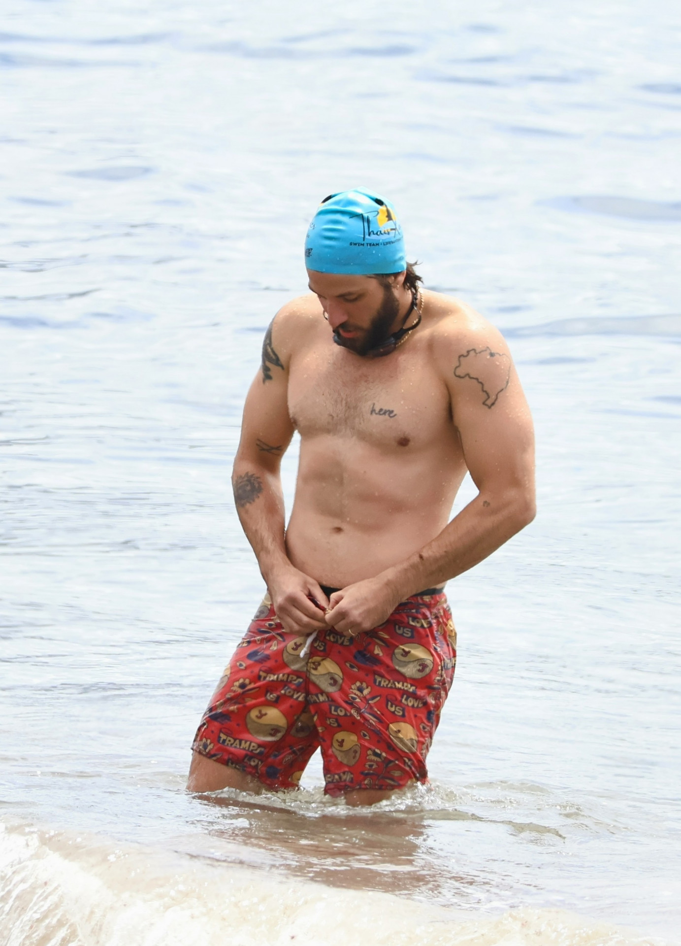 Chay Suede se exercita na praia de Copacabana -  Dan Delmiro / Agnews