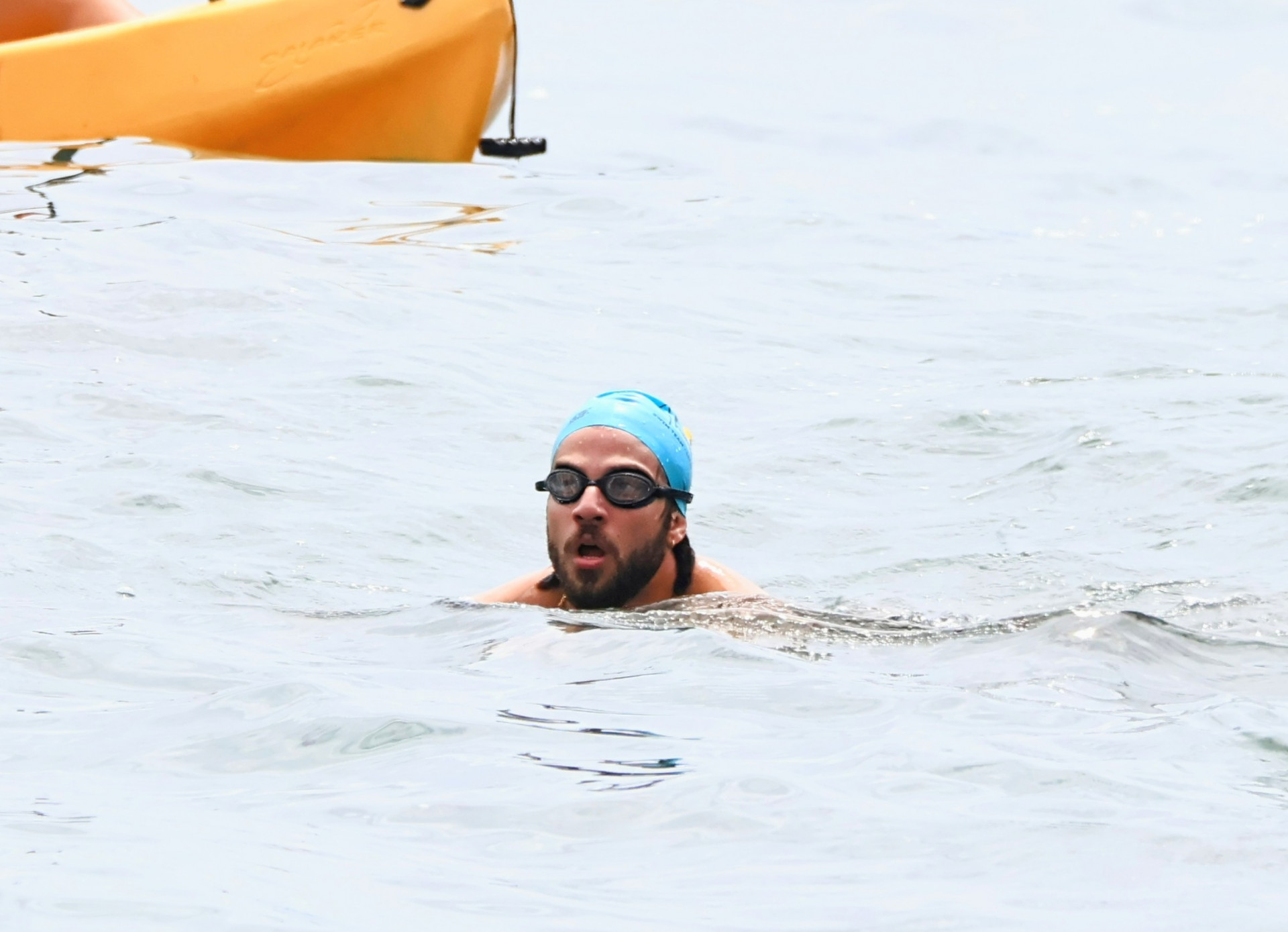 Chay Suede se exercita na praia de Copacabana -  Dan Delmiro / Agnews