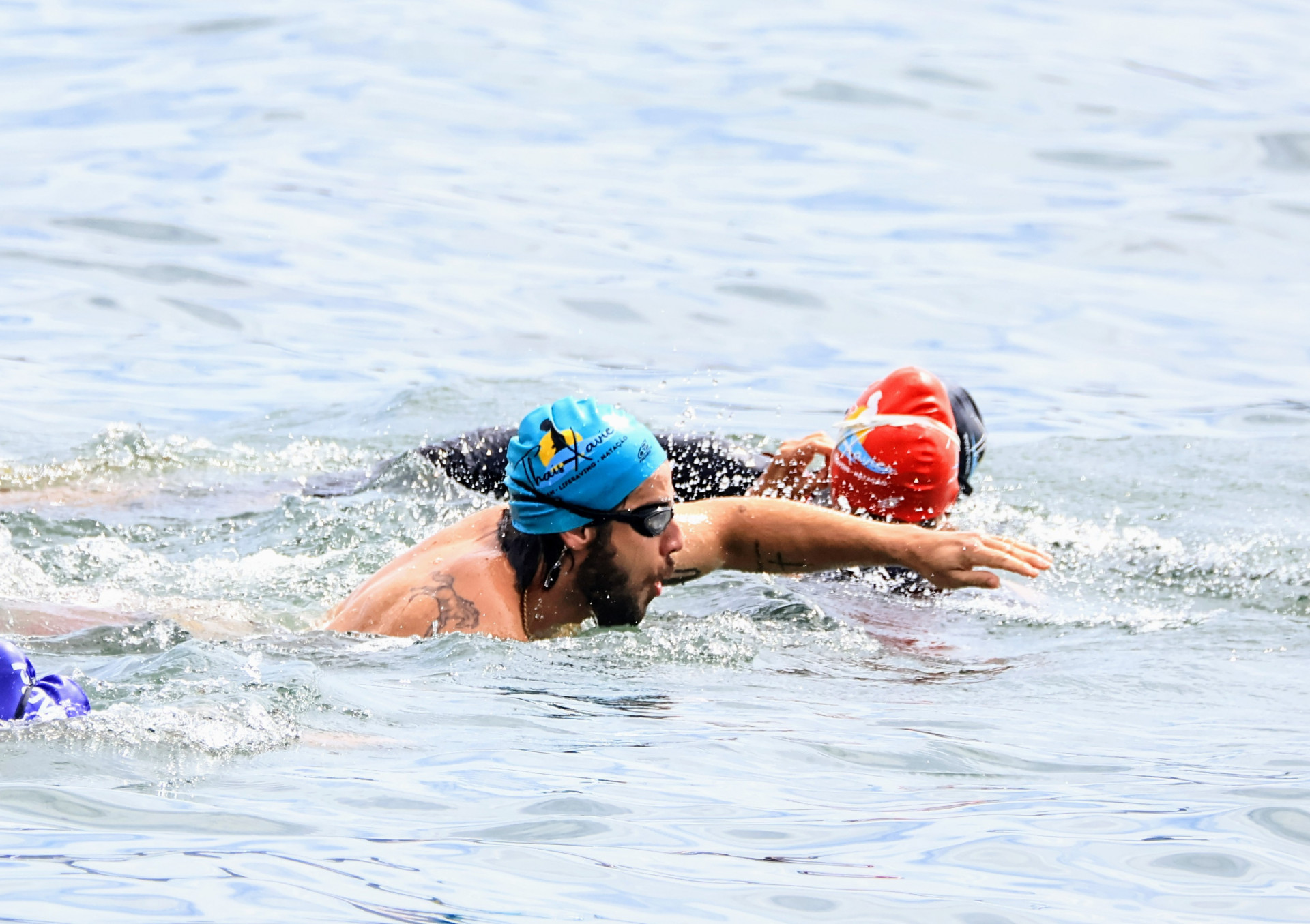 Chay Suede se exercita na praia de Copacabana -  Dan Delmiro / Agnews