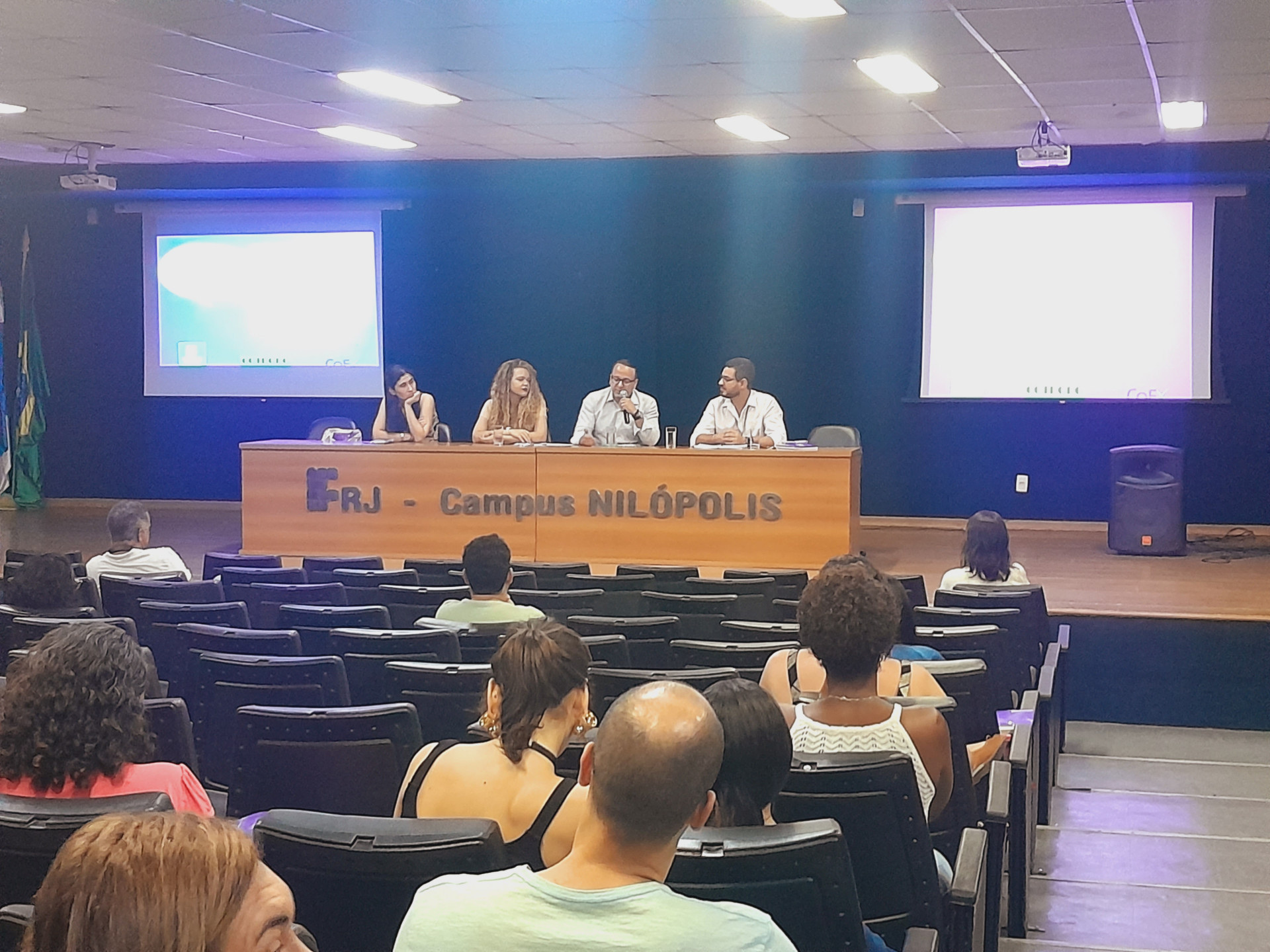 Marta M&aacute;ximo, professora do CEFET Nova Igua&ccedil;u; Beatriz Menezes ex-aluna do IFRJ Nil&oacute;polis; Luiz Carlson, servidor t&eacute;cnico administrativo; Victor Magalh&atilde;es, Diretor de Ensino M&eacute;dio do Campus Nil&oacute;polis - Divulga&ccedil;&atilde;o / IFRJ Nil&oacute;polis