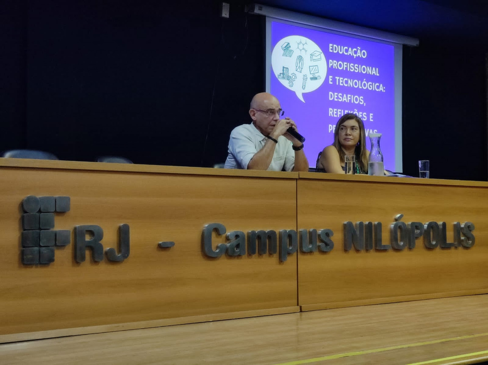 Cássia Lisbôa, pedagoga da COTPGPG e coordenadora do evento, ao lado professor Luiz Edmundo Aguiar - Divulgação / IFRJ Nilópolis