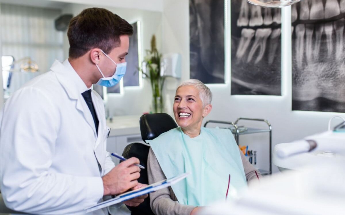 Alguns cuidados s&atilde;o importantes para ajudar na preven&ccedil;&atilde;o do c&acirc;ncer na boca (Imagem: hedgehog94 | Shutterstock)