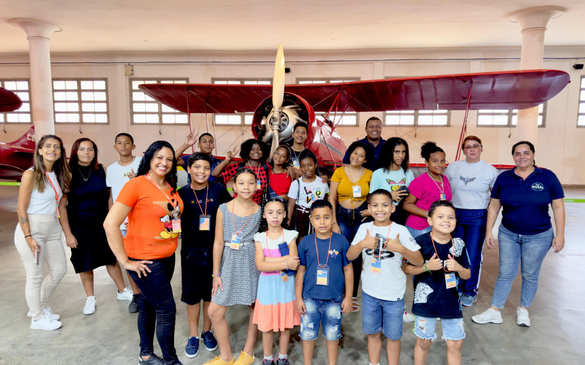 Um grupo de 15 crianças e adolescentes belforroxenses visitou pela primeira vez o Museu Aeroespacial (MUSAL)