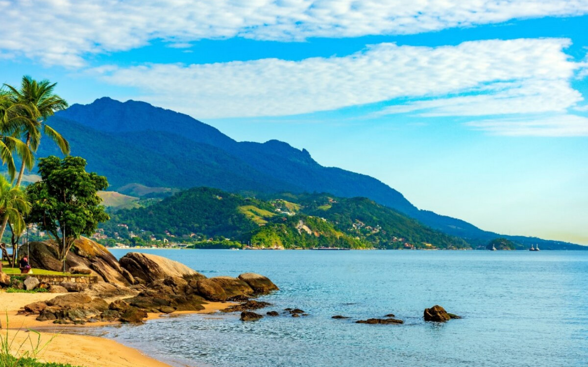 No litoral paulista, Ilhabela guarda um ref&uacute;gio de biodiversidade e beleza natural, cativando visitantes com sua rica fauna e flora (Imagem: Fred S. Pinheiro | Shutterstock)