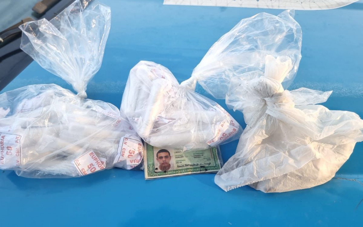 Apreensão realizada pela Polícia em operação no Jardim Aparecida, onde entorpecentes e dinheiro foram recuperados