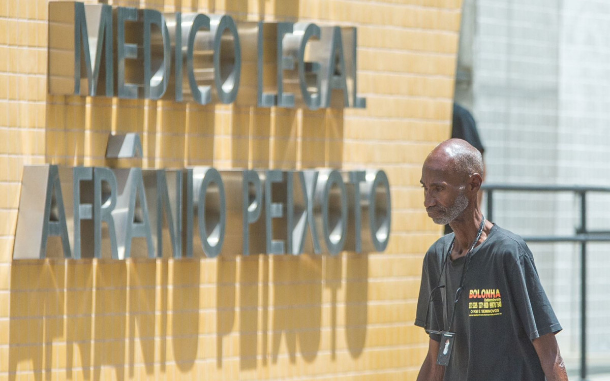 Alberto Souza, irm&atilde;o da mulher encontrada morta em Quintino, esteve no IML nesta quinta-feira (7)