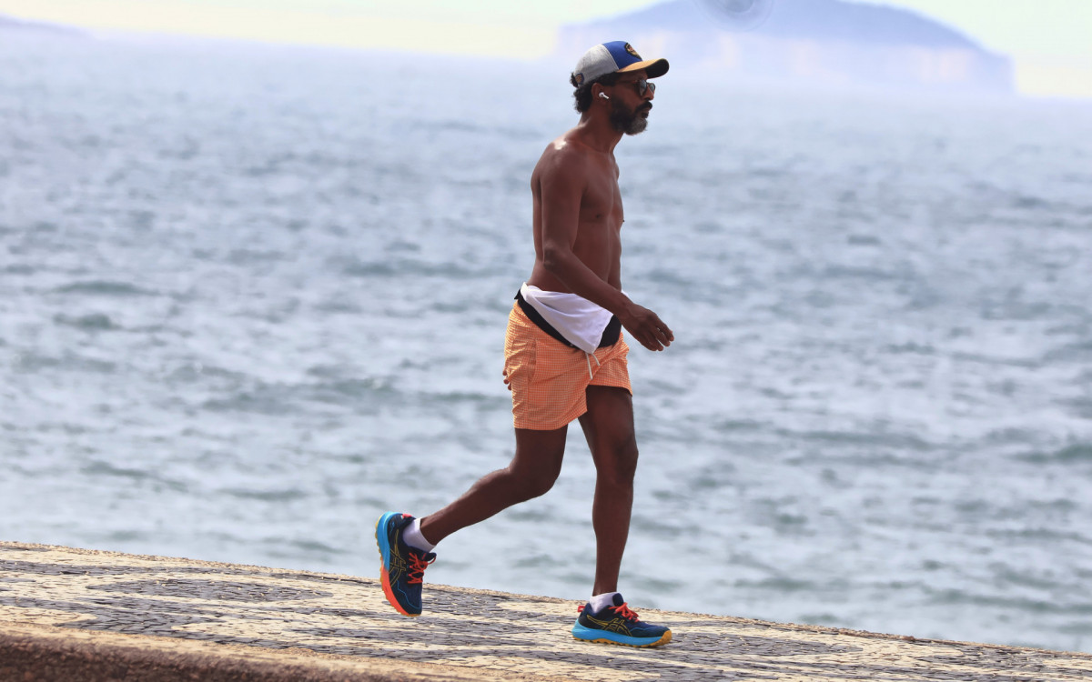 Luís Miranda se exercita em praias da Zona Sul - Dan Delmiro / Agnews