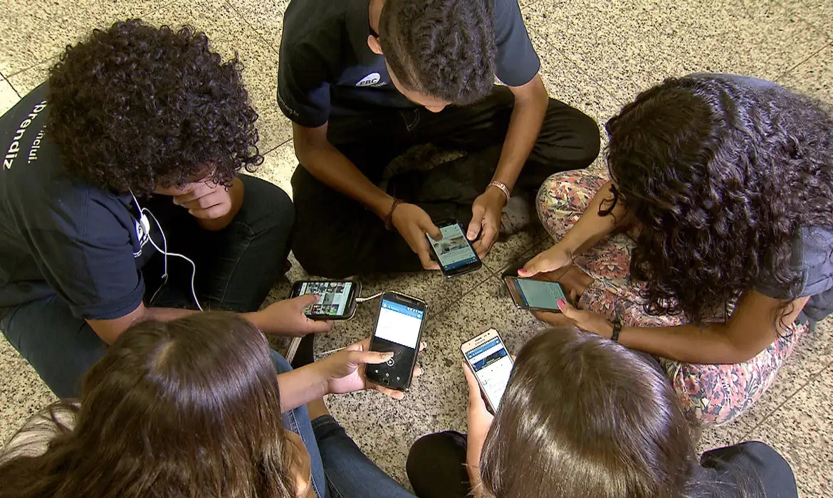 'Nem no recreio': pesquisadores da educação criticam celular na escola