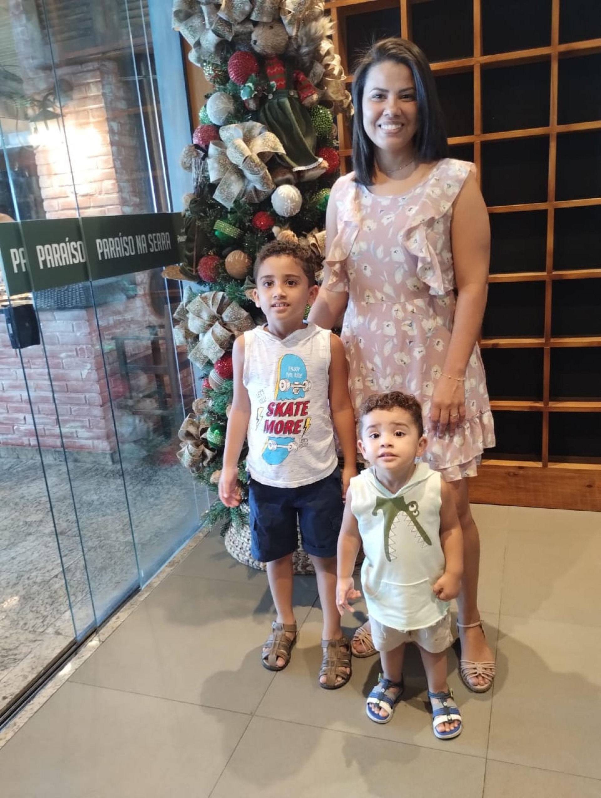 Amanda e os filhos. Ela tem muita preocupa&ccedil;&atilde;o na hora de escolher a escola - Arquivo pessoal