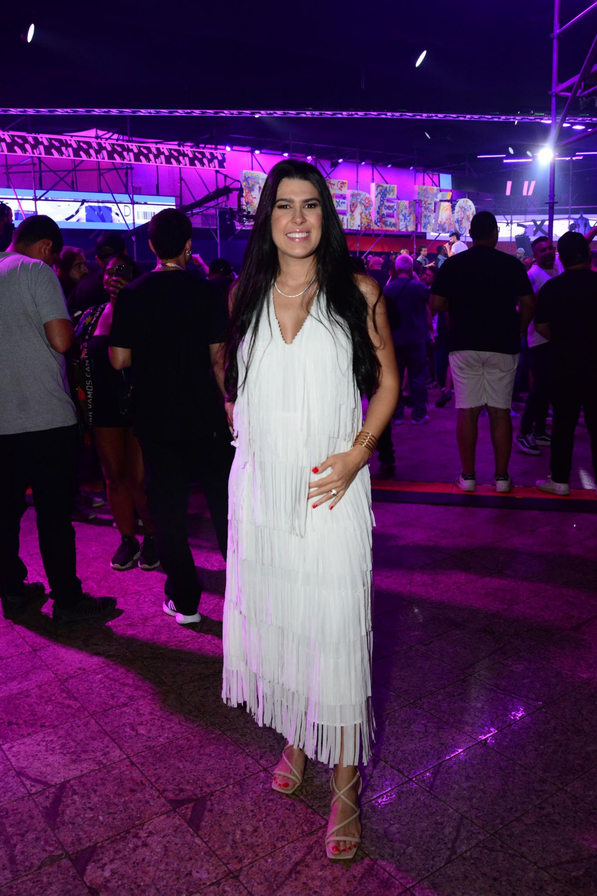 Grávida, Beatriz Ferraz prestigia gravação de novo audiovisual do marido, Dilsinho - Belicio / Agnews