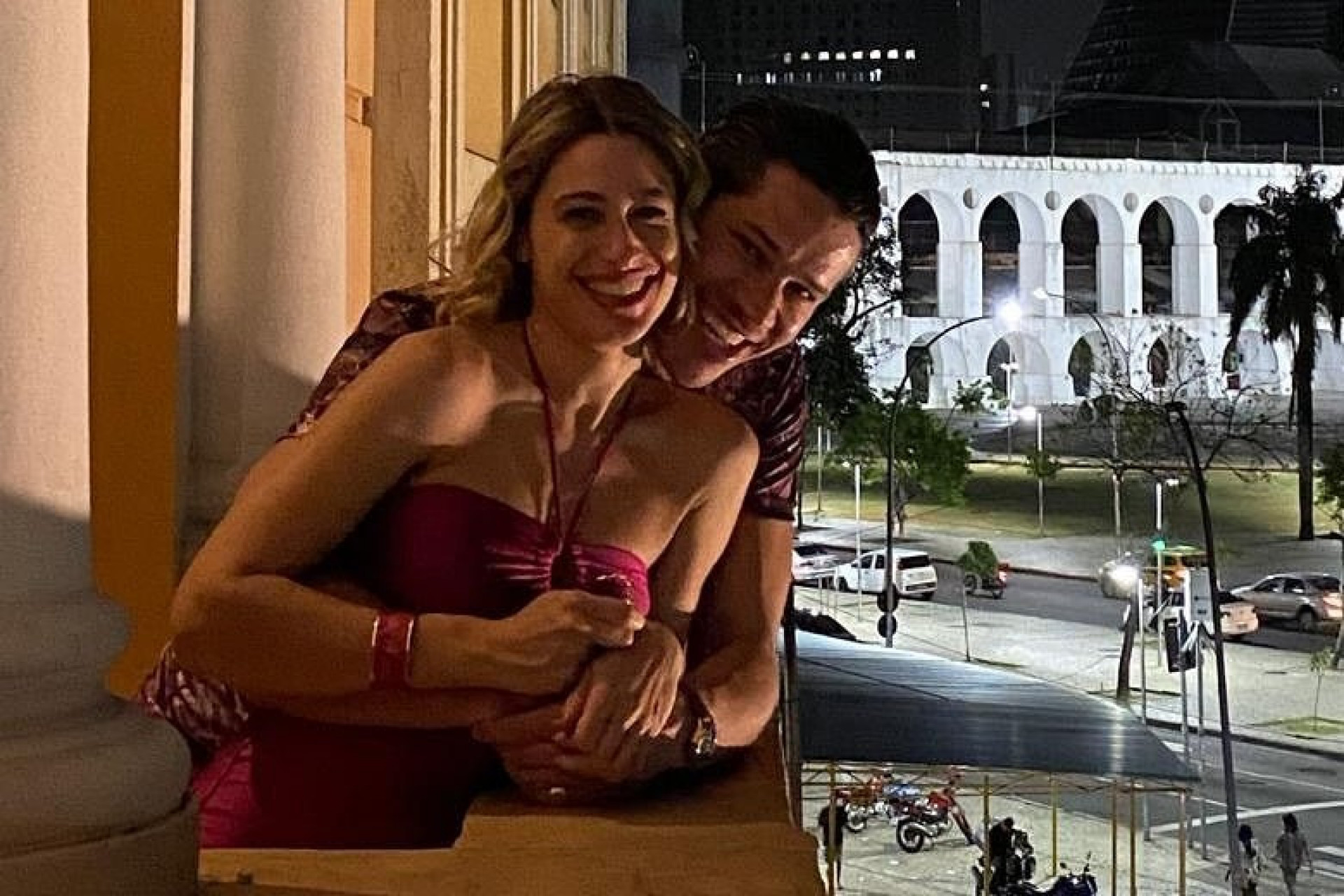Luisa Arraes posa agarradinha com José Loreto após se beijarem em festa
 - Reprodução / Instagram 