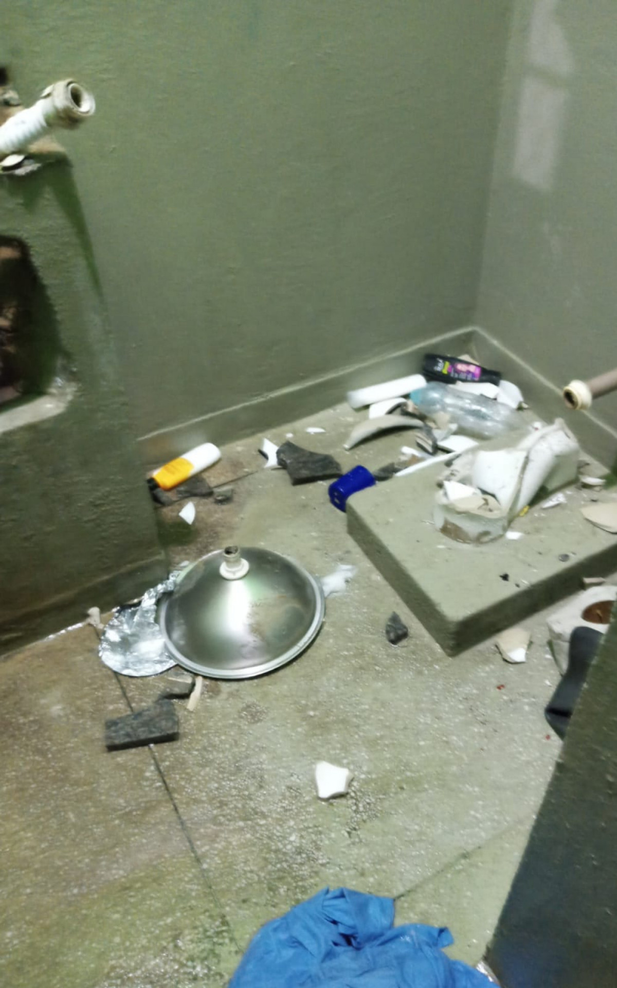 Grupo destruiu ventiladores, pias e paredes em quatro alojamentos - Arquivo pessoal