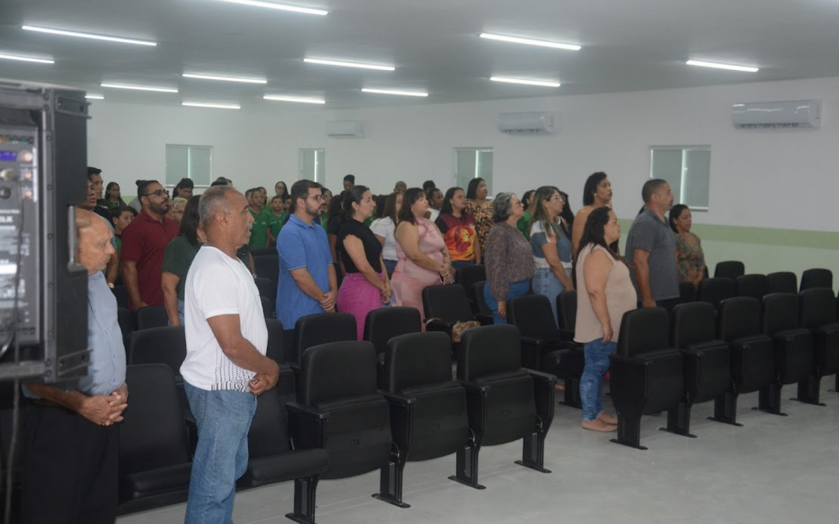 Prefeito Vantoil Martins, o secretário de Educação Cácio Rodrigues, o secretário de governo Jales Lins, o vereador Marcelo Durão, além de outras autoridades do nosso município e alunos e funcionários da Oscar Magalhães