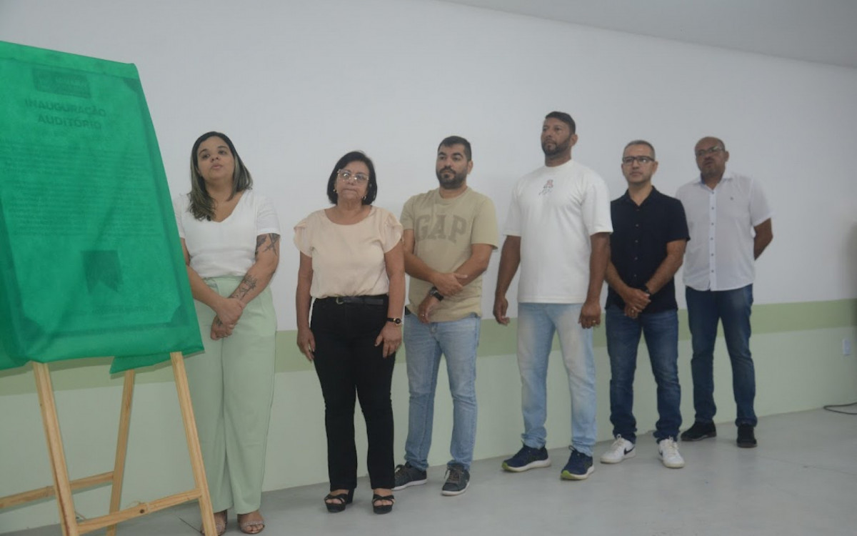 Prefeito Vantoil Martins, o secretário de Educação Cácio Rodrigues, o secretário de governo Jales Lins, o vereador Marcelo Durão, além de outras autoridades do nosso município e alunos e funcionários da Oscar Magalhães