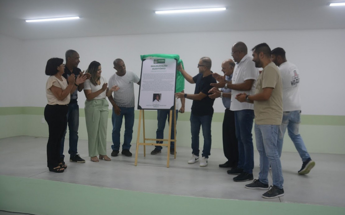 Prefeito Vantoil Martins, o secretário de Educação Cácio Rodrigues, o secretário de governo Jales Lins, o vereador Marcelo Durão, além de outras autoridades do nosso município e alunos e funcionários da Oscar Magalhães