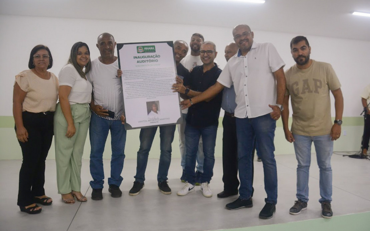 Prefeito Vantoil Martins, o secretário de Educação Cácio Rodrigues, o secretário de governo Jales Lins, o vereador Marcelo Durão, além de outras autoridades do nosso município e alunos e funcionários da Oscar Magalhães